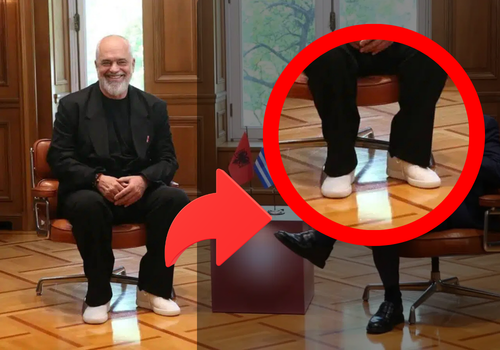 Rama ‘thyen’ protokollin në Athinë: veshja që mori vëmendjen e mediave greke