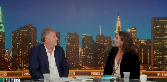 Moment i sikletshëm për Russell Brand: nuk gjen dot një citim nga Bibla në emision live